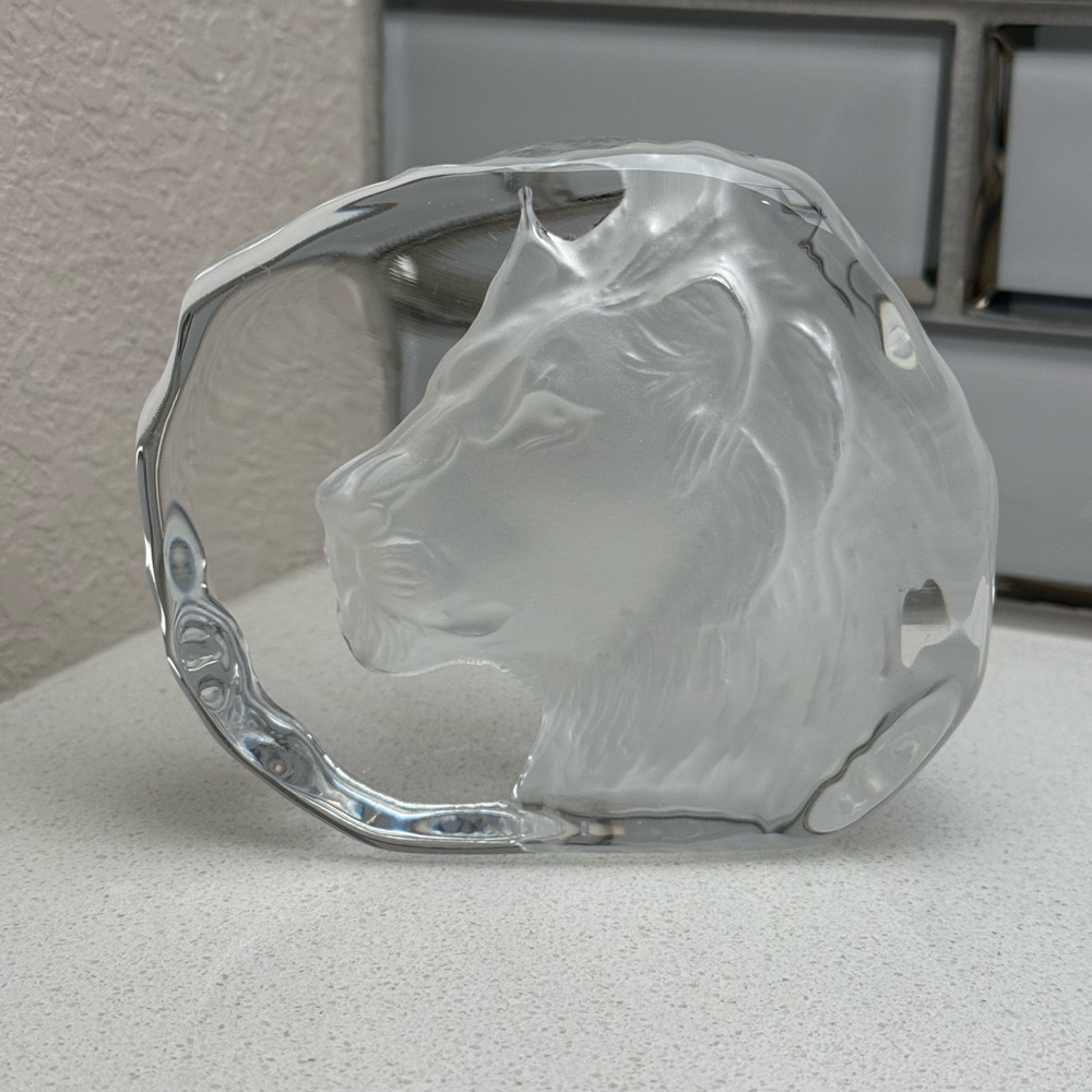 Vintage Crystal Etched Glass Lion Head Heavy Paper Weight - Picture 2 of 12